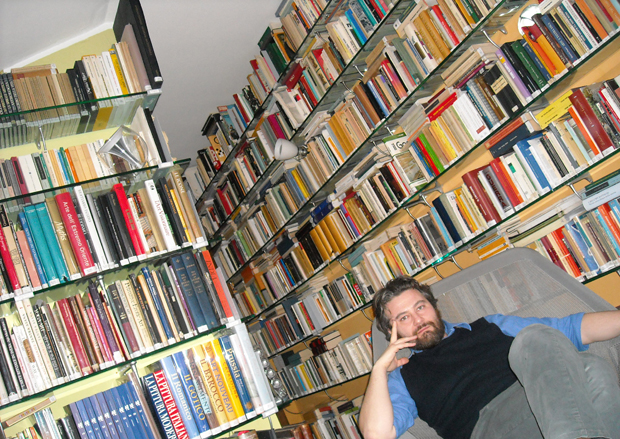 Magi nella sua biblioteca